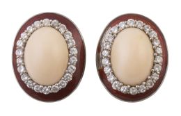 383.  Pendientes ovales con cabuchón de coral piel de ángel, rodeado por una orla de brillantes y una banda de esmalte 