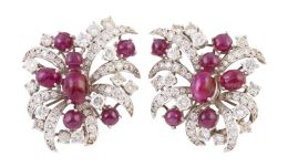 376.  Pendientes flor de brillantes y rubíes, con cabuchones de rubíes sobre cintas de brillantes y brillantes en garras a diferentes alturas