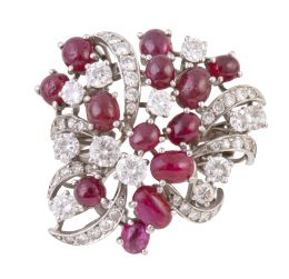 377.  Sortija flor de brillantes y rubíes, con cabuchones de rubí