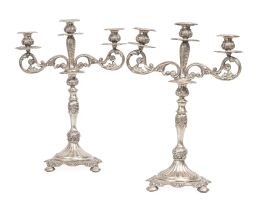 641.  Pareja de candelabros de plata, transformables en candelero