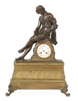 1234.  Reloj Napoleón III de bronce patinado y bronce dorado con personaje sobre el plinto.Francia, último cuarto del S. XIX.
