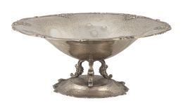 644.  Centro de plata con decoración de martelé. Con marcas.España, S. XX.