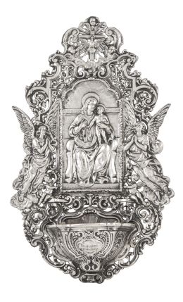 1243.  Benditera de plata repujada con la Virgen con el Niño y fecha dos fechas conmemorativas: 22-4-1935 y 22-4-1960.España, h, 1935.