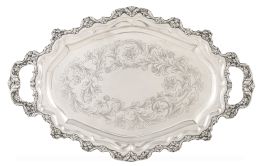 643.  Bandeja oval de plata con asas y decoración grabada de flores. Con marcas.España, S. XX.