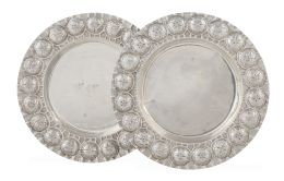 654.  Pareja de bandejitas circulares de plata con flores repujadas.España, S. XX.
