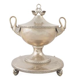 616.  Sopera de estilo imperio de plata con cisnes en la tapa y l