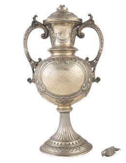 1374.  Copa de plata inglesa con asas y tapa rematada por águila de metal plateado. Con marcas. James Dixon and Sons, Sheffield, 1892