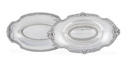 1082.  Dos bandejitas de plata, ley 916. Con marcas. Una con marcas de Matilde Espuñas, Madrid, (1909-1950).