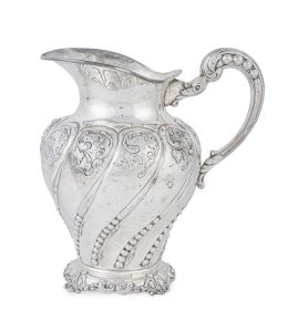 1347.  Jarra de plata con decoración de hojas. Con marcas.España, S. XX.