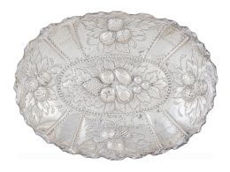 1375.  Panera de época art-decó de plata repujada con frutos y hojas. Con marcas.Fechada 1916.