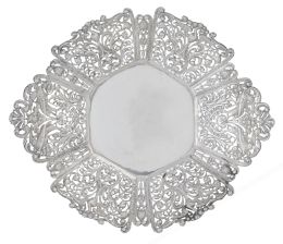 1369.  Panera de plata con decoración calada de pájaros, flores y hojas. Con marcas.España, S. XX.