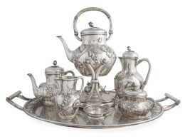 1352.  Juego de café y té art-nouveau de plata repujada decorada con flores, ley 900.Comercializada por Marabini, Alemania, finales del S. XIX - principios del S. XX.