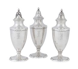 1341.  Juego de tres sugar caster de plata sterling con iniciales grabadas.Shreve & Co., San Francisco, finales del S. XIX - principios del S. XX.