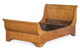1080.  Cama de barco Carlos X de madera de fresno y marquetería de palo de rosa.Francia, h. 1830.
