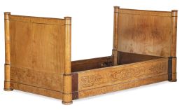 1078.  Camas Carlos X de madera tallada de arce y raíz de arce y con marquetería de palo de rosa.Francia, h. 1830.