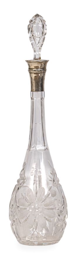 1366.  Botella de cristal tallado con flores y plata de ley 916.Principios del S. XX.