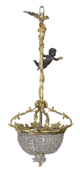 1239.  Lámpara de bronce patinado y dorado y cristal facetado, rematado por un angelito.Francia, principios del S. XX.