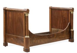 1244.  Cama imperio de madera de nogal, con bronces dorados.Francia, principios del S. XIX.
