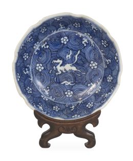 560.  Plato de porcelana esmaltada en azul y blanco, con sello en la base.China, dinastía Ming, 1368 - 1643.