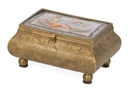 663.  Caja de bronce dorado con placa con figura femenina con putti en la tapa en porcelana tipo "Sévres".Francia, h. 1900.