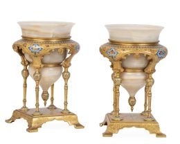 613.  Pareja de vasos de alabastro montadas en bronce dorado con esmalte en champlevé., de estilo orientalista.Francia, último cuarto del S. XIX.