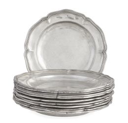 1336.  Juego de doce platos ingletados de plata. Con marcas.B. Pomar y Cortes, España, S. XVIII - XIX.