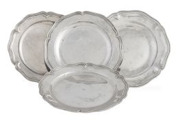 1332.  Lote de cuatro platos de plata. Con marcas.
España, S. XVI