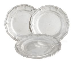 1338.  Lote de tres platos de plata ingletados y blasonados. Con marcas.José de Alarcón, Madrid, segunda mitad del S. XVIII.