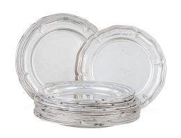 1349.  Lote de dieciocho platos ingletados de plata para pan: doce de un juego y seis más pequeños. Con marcas.S. XX.