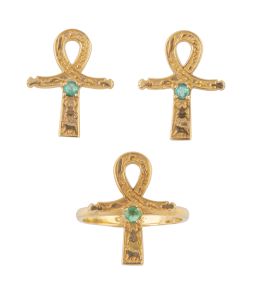 255.  Conjunto de pendientes y sortija "Cruz de la Vida", decorados con esmeraldas