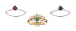 258.  Conjunto de tres sortijas con esmeralda, rubí y esmeralda, y montura independiente de brillantes para  combinar