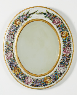 382.  Espejo oval de micromosaico ornamentado con  guirnalda de rosas, enmarcada por madera dorada.Trabajo veneciano o romano, ffs del S. XIX.