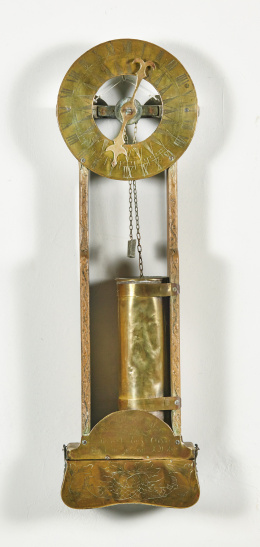 1026.  Reloj de agua en madera y metal grabadoInscrito “Robert Naish fecit year 1697”