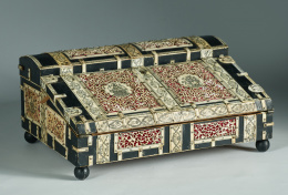 390.  Escritorio de viaje de marfil y ébano con decoración pirograbada y placas caladas.Trabajo angloindio, ffs. del S. XIX.