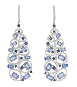 345.  Pendientes largos calados con zafiros de talla redonda y oval, que componen gran gota calada decorada con brillantes
