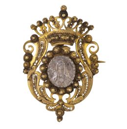 4.  Broche S. XIX con medalla de La Virgen en plata, en marco coronado de filigrana de plata vermeill