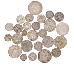 426.  Lote de 26 monedas en plata y metal de diferentes valores y
