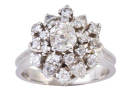 99.  Sortija en forma de flor en oro 18K y brillantes, coronada por brillante de talla antigua
