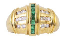 274.  Sortija en oro de 18K con brillantes y esmeraldas?