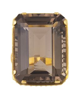 235.  Sortija con gran cuarzo citrino ahumado en talla rectangular, en montura con galería calada en bandas de hilos de oro