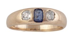 120.  Sortija de pp. S. XX  con zafiro oval flanqueado por dos brillantes de talla antigua 