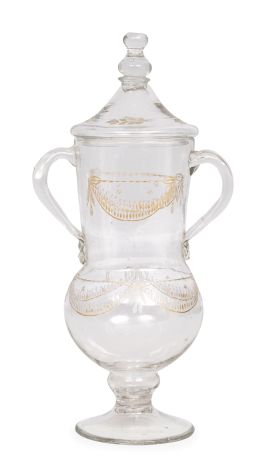 506.  Jarra de dos asas de vidrio incoloro, con decoración dorada y grabada a fuego de guirnaldas.La Granja, periodo clasicista (1787-1810).
