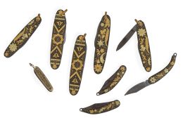 598.  Lote de nueve navajas con trabajo de damasquinado decorados con hojas, pájaros y estrellas.Trabajo toledano, finales del S. XIX - principios del S. XX.