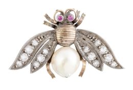 168.  Broche en forma de mosca en oro, plata y símil de brillantes