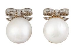 170.  Pendientes años 30 con perlas mabe y lazo de diamantes