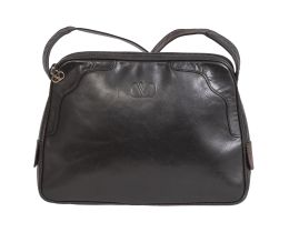 442.  Bolso VALENTINO vintage, años 80 en piel negra con asa larga