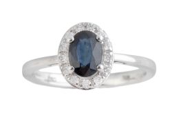 212.  Sortija con cabuchón central de zafiro y rodeado por orla de diamantes
