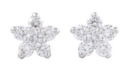 146.  Pendientes de brillantes con diseño de pequeña flor