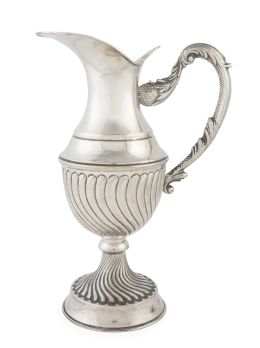 629.  Jarro de plata con asa vegetalizada y decoración gallonada.España, S. XX.