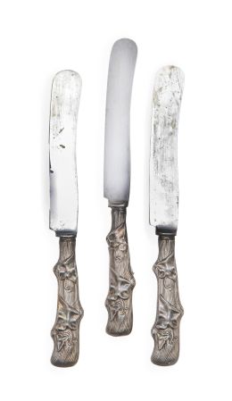 1372.  Juego de seis cuchillos de merienda de plata con decoración de hojas. En su estuche.Joyería Julio Duque, Segovia, S. XX.